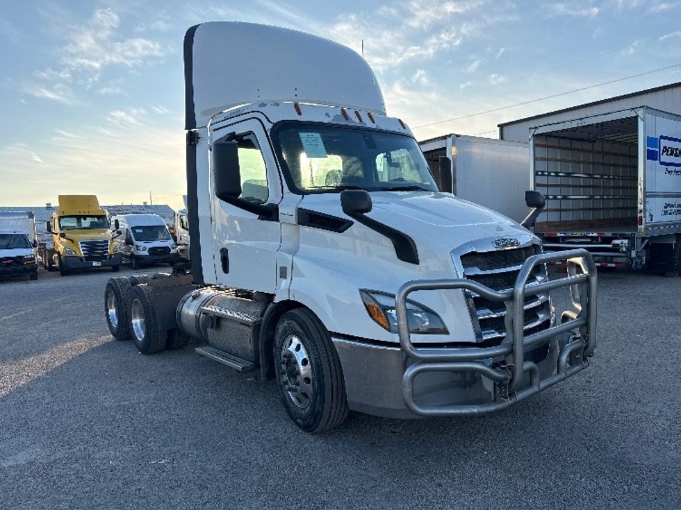 Day Cab Tractor-Heavy Duty Tractors-Freightliner-2019-T11662ST-Dallas-TX-699,771\n\t\tmiles-$ 28,000 - Image 1