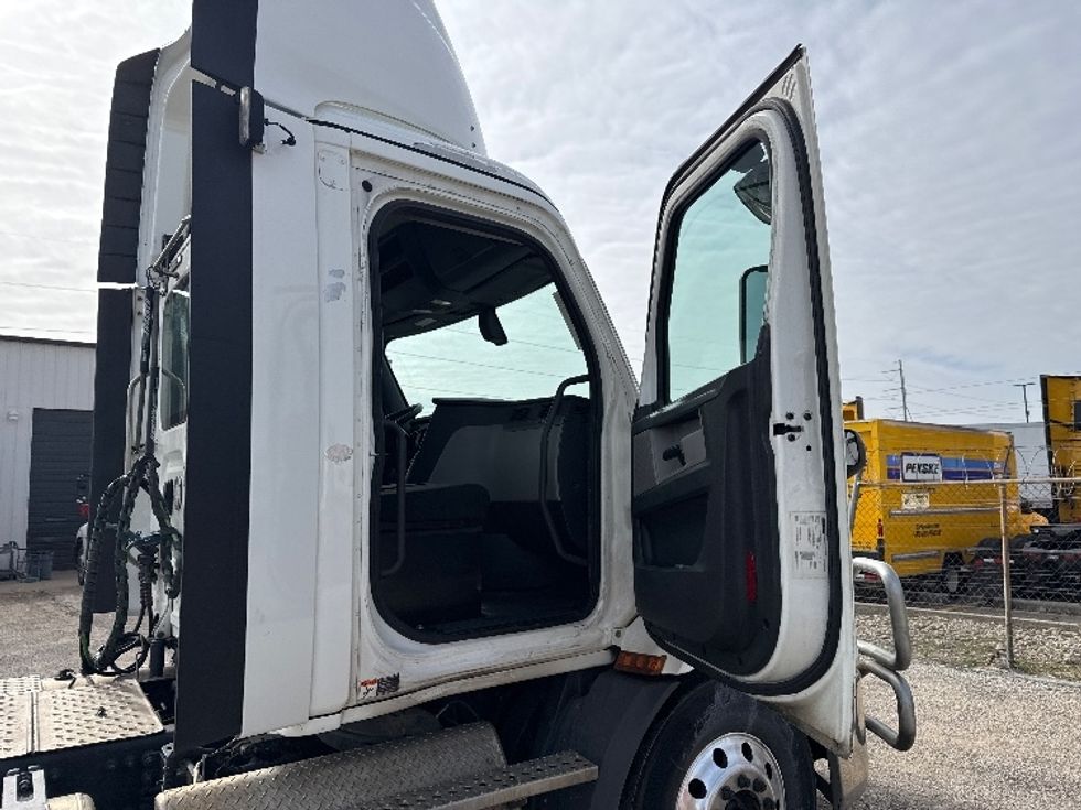 Day Cab Tractor-Heavy Duty Tractors-Freightliner-2019-T11662ST-Dallas-TX-699,771\n\t\tmiles-$ 28,000 - Image 12