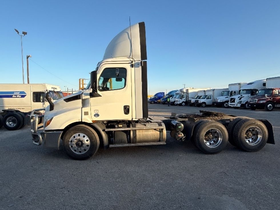 Day Cab Tractor-Heavy Duty Tractors-Freightliner-2019-T11662ST-Dallas-TX-699,771\n\t\tmiles-$ 28,000 - Image 4