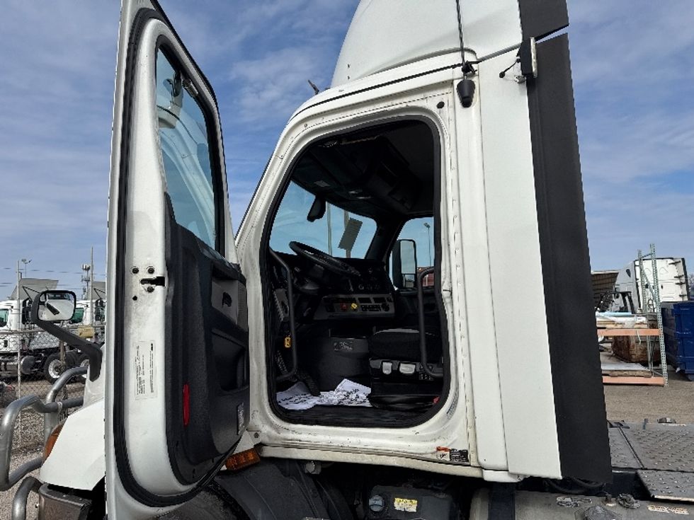 Day Cab Tractor-Heavy Duty Tractors-Freightliner-2019-T11662ST-Dallas-TX-699,771\n\t\tmiles-$ 28,000 - Image 9