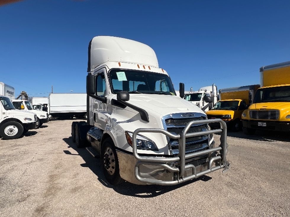 Day Cab Tractor-Heavy Duty Tractors-Freightliner-2019-T11662ST-Dallas-TX-741,177\n\t\tmiles-$ 28,000 - Image 1