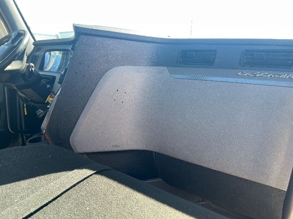 Day Cab Tractor-Heavy Duty Tractors-Freightliner-2019-T11662ST-Dallas-TX-741,177\n\t\tmiles-$ 28,000 - Image 12