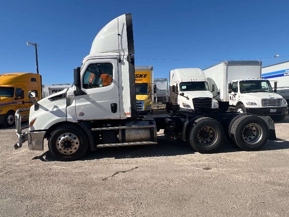 Day Cab Tractor-Heavy Duty Tractors-Freightliner-2019-T11662ST-Dallas-TX-741,177\n\t\tmiles-$ 28,000 - Image 4