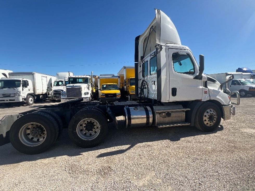 Day Cab Tractor-Heavy Duty Tractors-Freightliner-2019-T11662ST-Dallas-TX-741,177\n\t\tmiles-$ 28,000 - Image 8