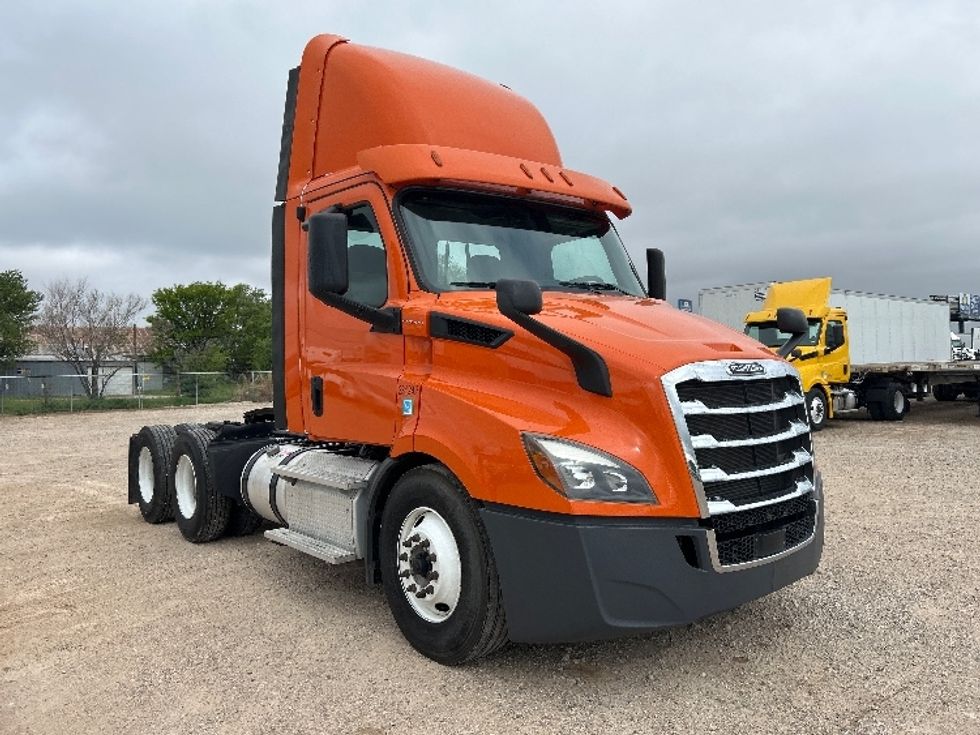 Day Cab Tractor-Heavy Duty Tractors-Freightliner-2019-T11664ST-Amarillo-TX-471,237\n\t\tmiles-$ 38,750 - Image 1