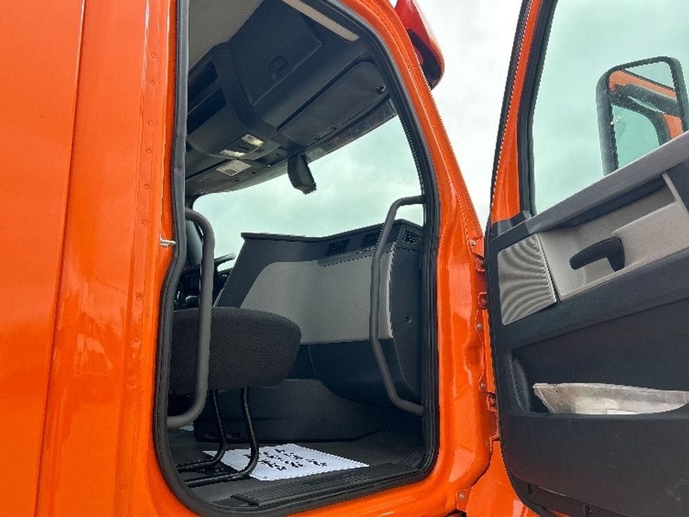 Day Cab Tractor-Heavy Duty Tractors-Freightliner-2019-T11664ST-Amarillo-TX-471,237\n\t\tmiles-$ 38,750 - Image 12