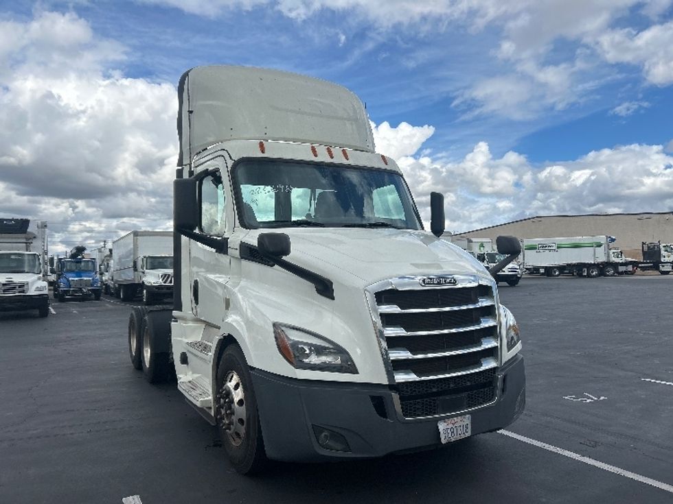 Day Cab Tractor-Heavy Duty Tractors-Freightliner-2019-T11664ST-Anaheim-CA-323,116\n\t\tmiles-$ 48,750 - Image 1