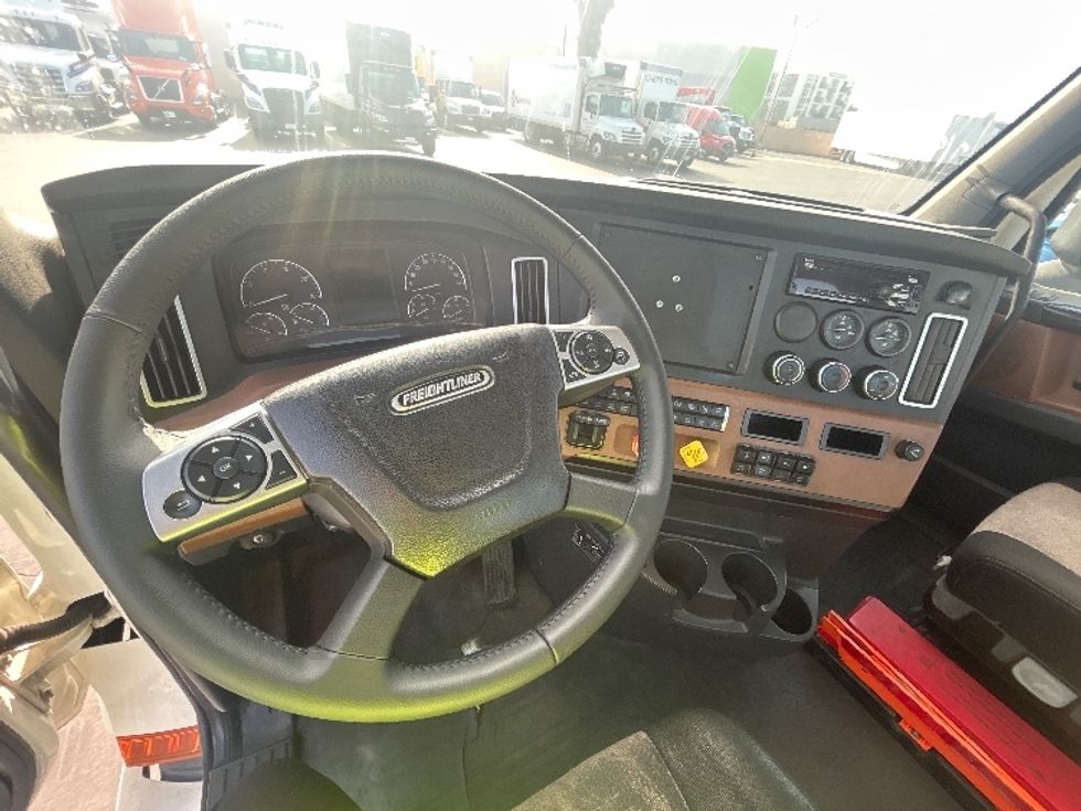 Day Cab Tractor-Heavy Duty Tractors-Freightliner-2019-T11664ST-Anaheim-CA-323,116\n\t\tmiles-$ 48,750 - Image 10