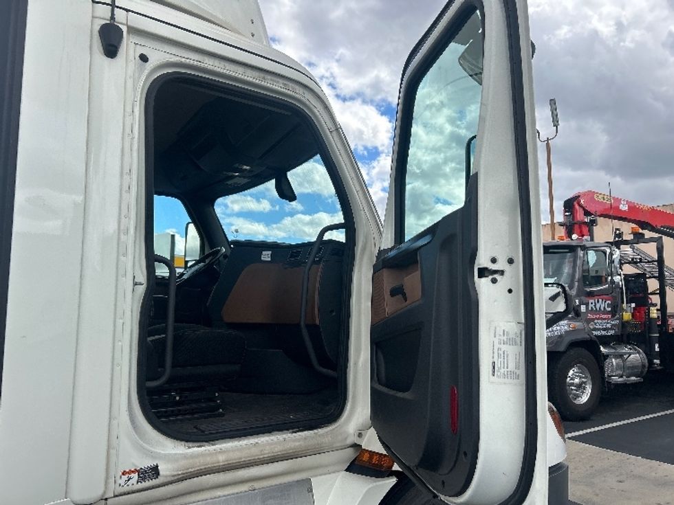 Day Cab Tractor-Heavy Duty Tractors-Freightliner-2019-T11664ST-Anaheim-CA-323,116\n\t\tmiles-$ 48,750 - Image 11