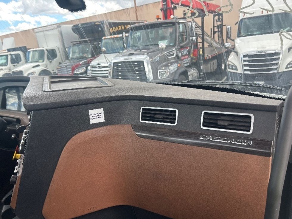 Day Cab Tractor-Heavy Duty Tractors-Freightliner-2019-T11664ST-Anaheim-CA-323,116\n\t\tmiles-$ 48,750 - Image 12