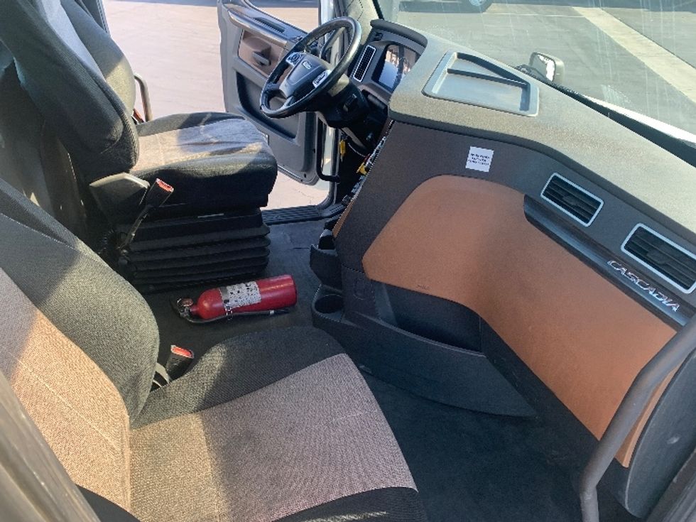 Day Cab Tractor-Heavy Duty Tractors-Freightliner-2019-T11664ST-Anaheim-CA-323,116\n\t\tmiles-$ 48,750 - Image 13