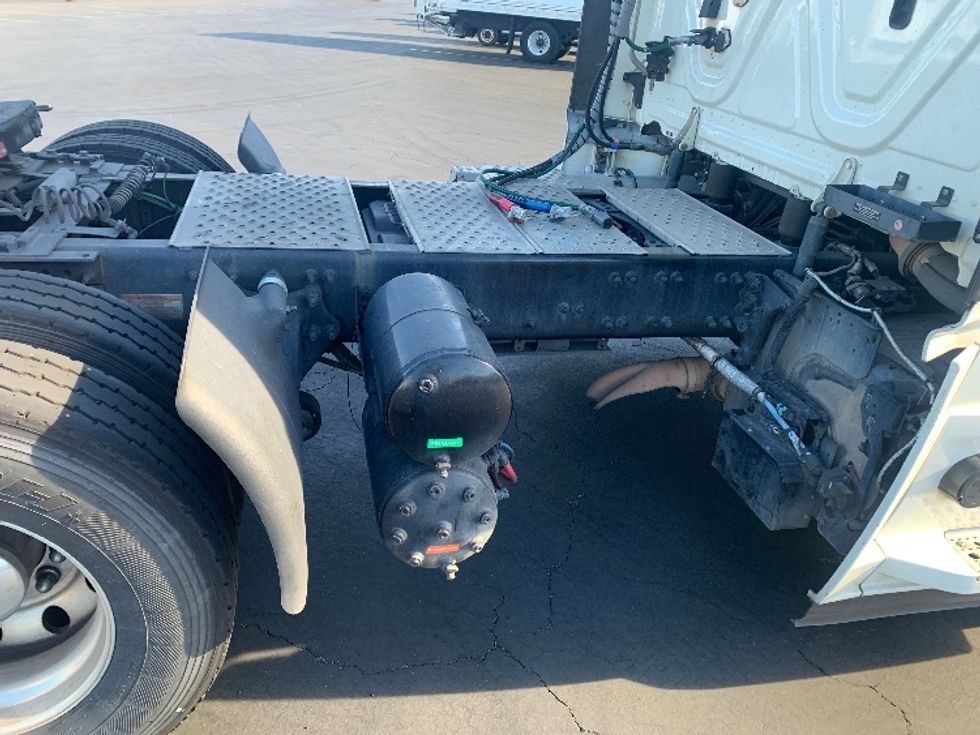 Day Cab Tractor-Heavy Duty Tractors-Freightliner-2019-T11664ST-Anaheim-CA-323,116\n\t\tmiles-$ 48,750 - Image 16