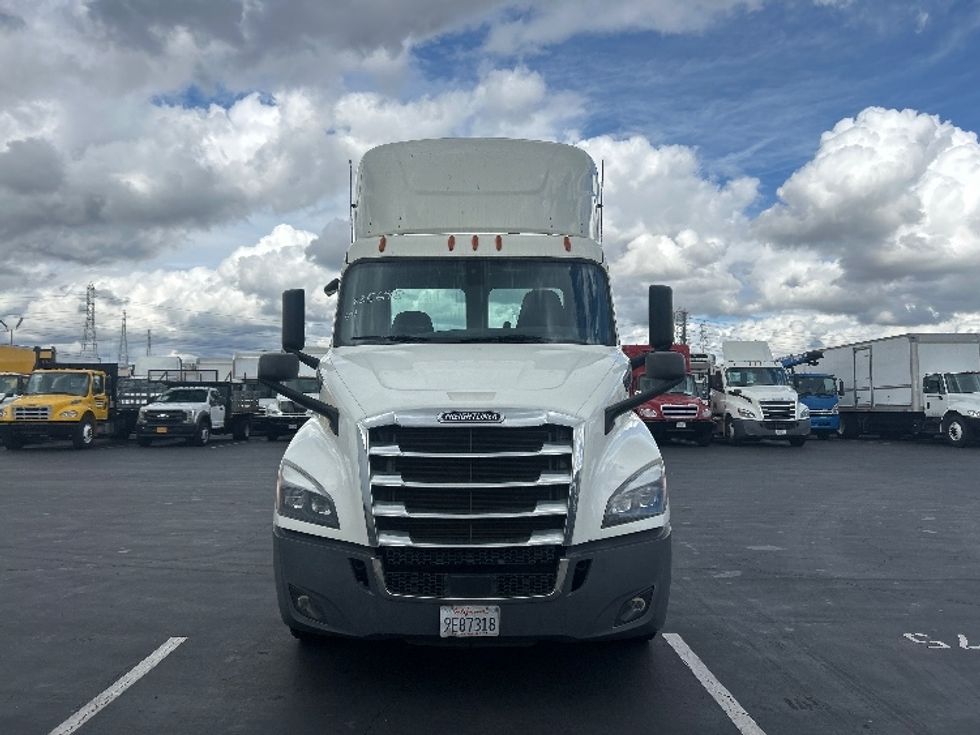 Day Cab Tractor-Heavy Duty Tractors-Freightliner-2019-T11664ST-Anaheim-CA-323,116\n\t\tmiles-$ 48,750 - Image 2