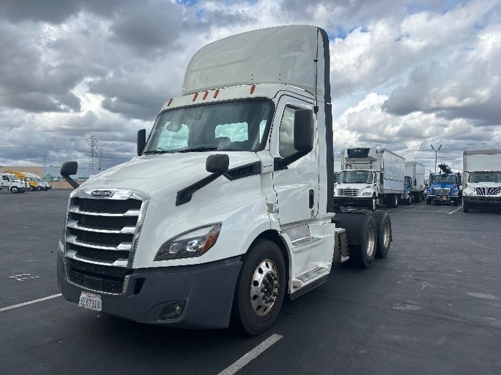 Day Cab Tractor-Heavy Duty Tractors-Freightliner-2019-T11664ST-Anaheim-CA-323,116\n\t\tmiles-$ 48,750 - Image 3