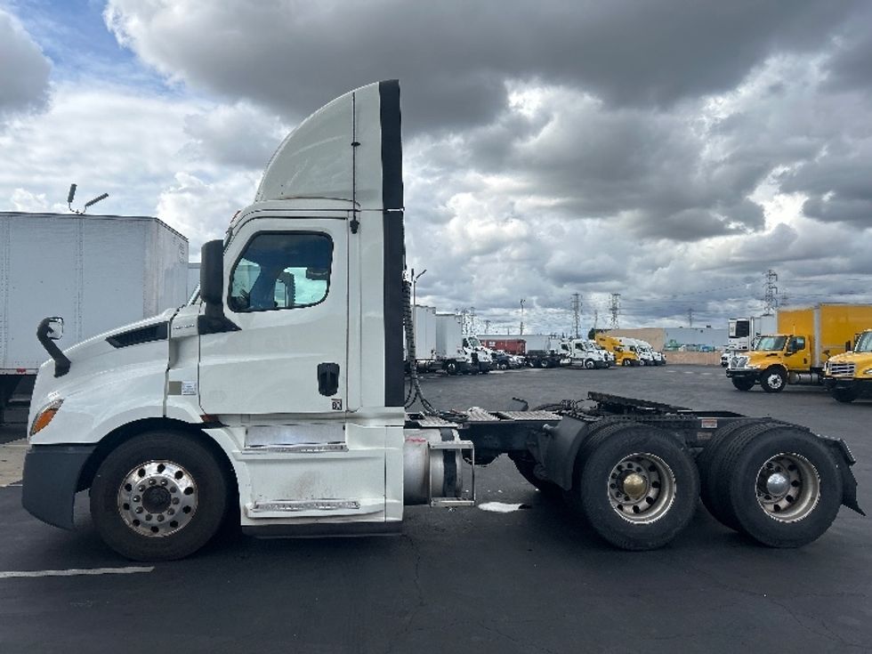 Day Cab Tractor-Heavy Duty Tractors-Freightliner-2019-T11664ST-Anaheim-CA-323,116\n\t\tmiles-$ 48,750 - Image 4