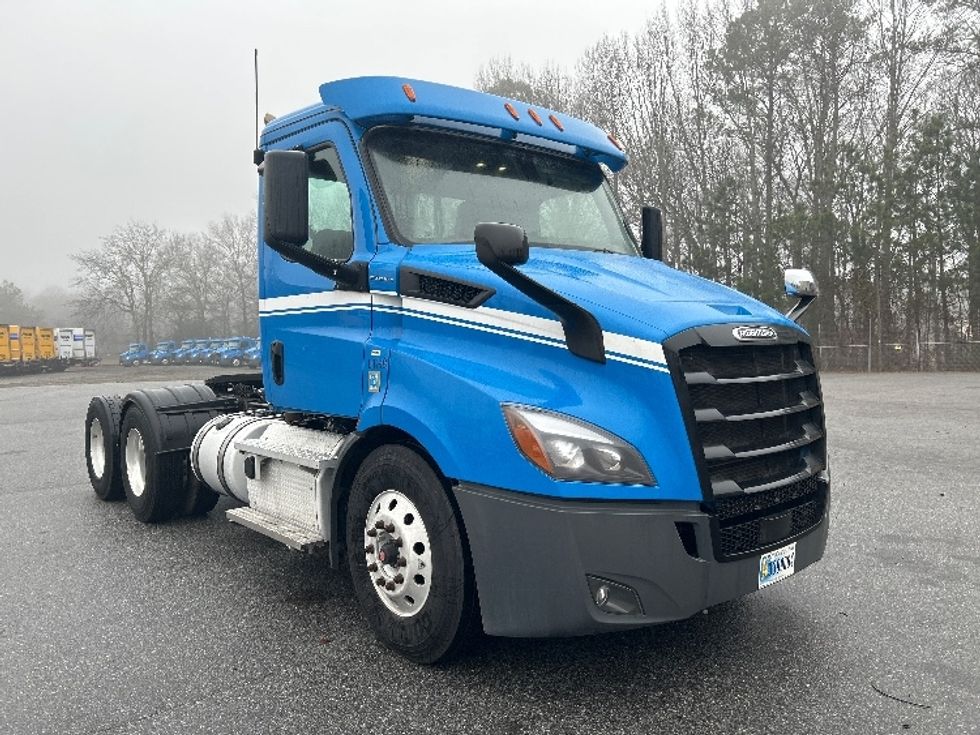 Day Cab Tractor-Heavy Duty Tractors-Freightliner-2019-T11664ST-Anderson-SC-326,200\n\t\tmiles-$ 45,500 - Image 1