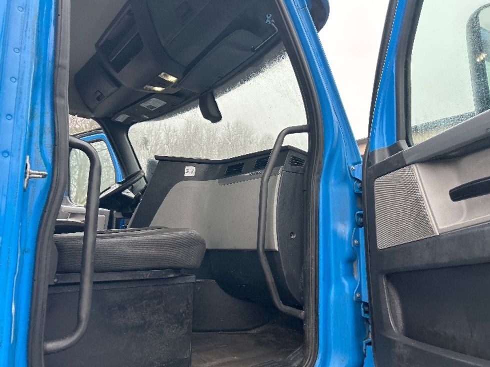 Day Cab Tractor-Heavy Duty Tractors-Freightliner-2019-T11664ST-Anderson-SC-326,200\n\t\tmiles-$ 45,500 - Image 11