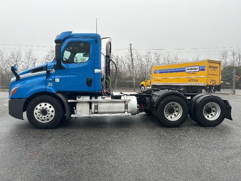 Day Cab Tractor-Heavy Duty Tractors-Freightliner-2019-T11664ST-Anderson-SC-326,200\n\t\tmiles-$ 45,500 - Image 4