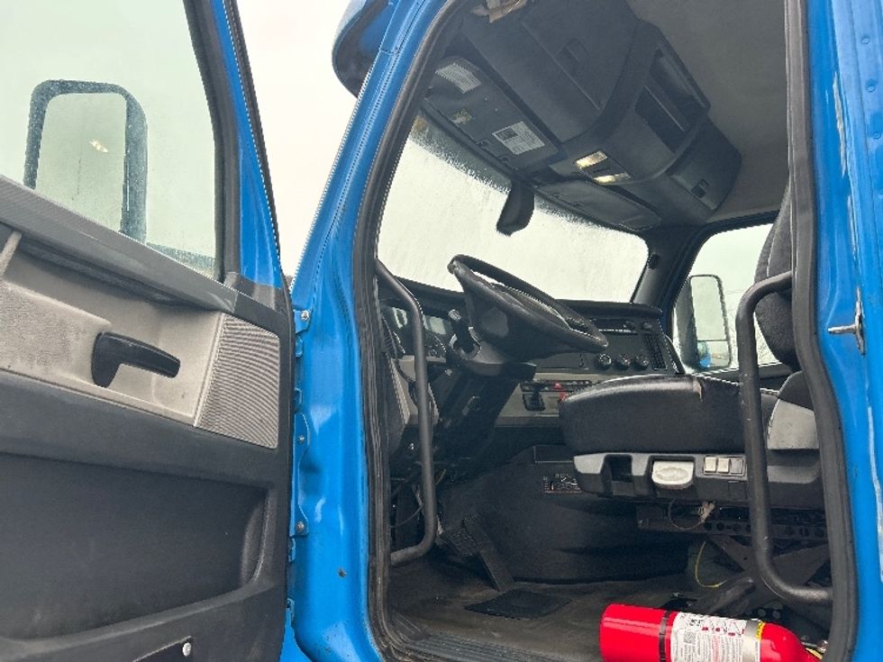 Day Cab Tractor-Heavy Duty Tractors-Freightliner-2019-T11664ST-Anderson-SC-326,200\n\t\tmiles-$ 45,500 - Image 9