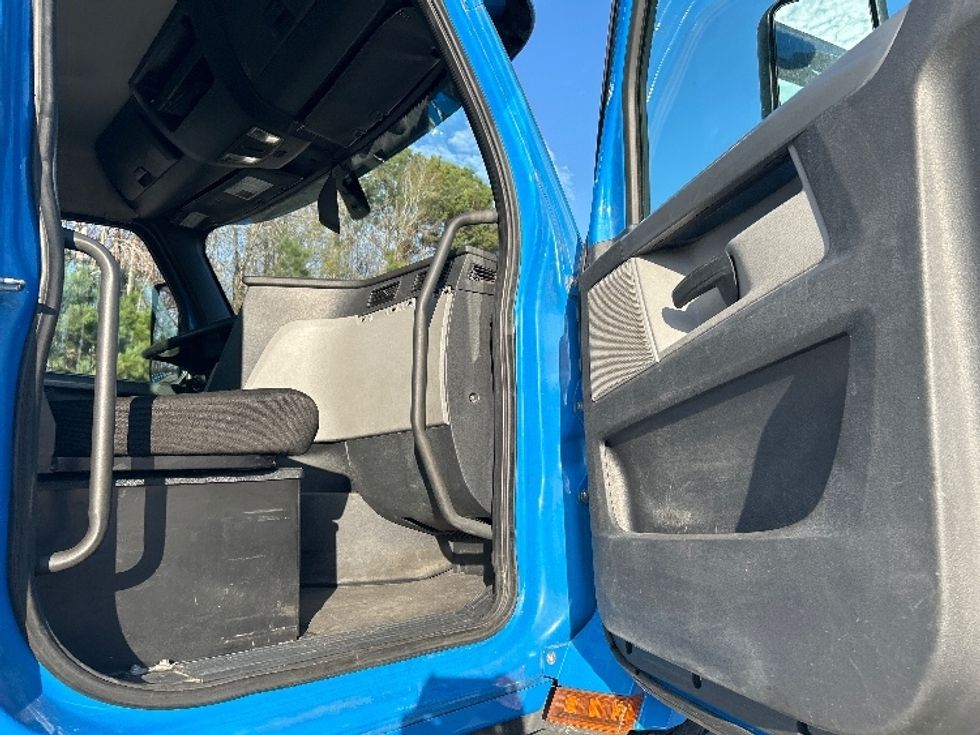 Day Cab Tractor-Heavy Duty Tractors-Freightliner-2019-T11664ST-Anderson-SC-326,912\n\t\tmiles-$ 44,500 - Image 10