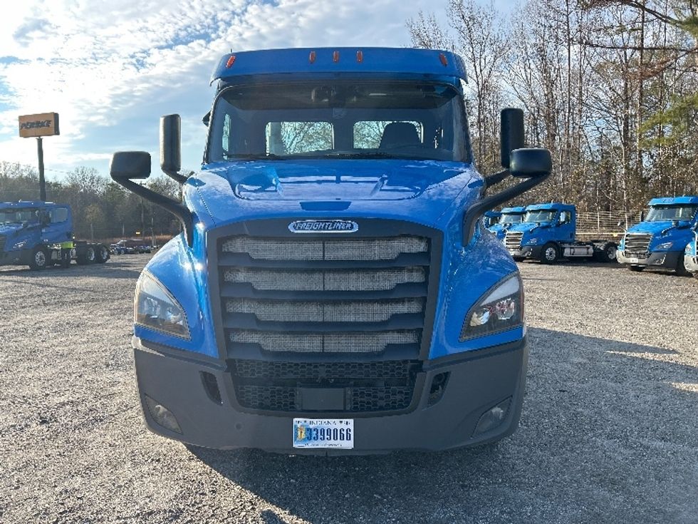 Day Cab Tractor-Heavy Duty Tractors-Freightliner-2019-T11664ST-Anderson-SC-326,912\n\t\tmiles-$ 44,500 - Image 2