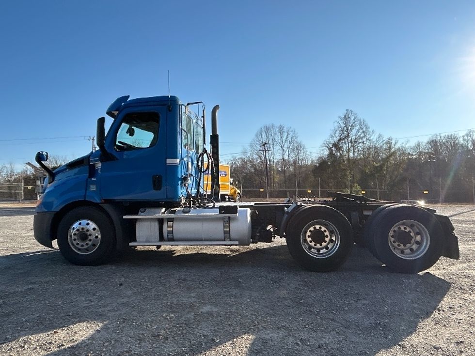 Day Cab Tractor-Heavy Duty Tractors-Freightliner-2019-T11664ST-Anderson-SC-326,912\n\t\tmiles-$ 44,500 - Image 3