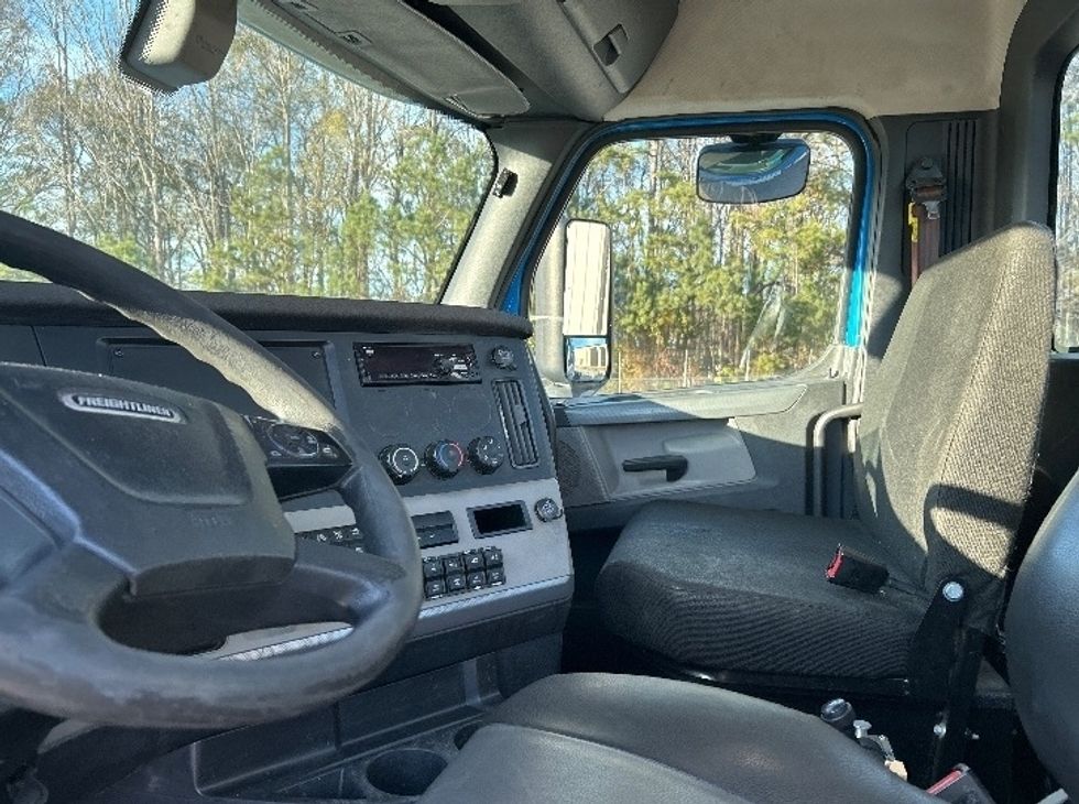 Day Cab Tractor-Heavy Duty Tractors-Freightliner-2019-T11664ST-Anderson-SC-334,063\n\t\tmiles-$ 46,250 - Image 10