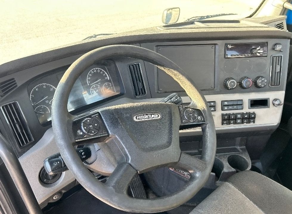 Day Cab Tractor-Heavy Duty Tractors-Freightliner-2019-T11664ST-Anderson-SC-334,063\n\t\tmiles-$ 46,250 - Image 11