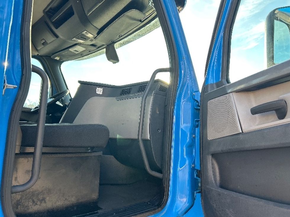 Day Cab Tractor-Heavy Duty Tractors-Freightliner-2019-T11664ST-Anderson-SC-334,063\n\t\tmiles-$ 46,250 - Image 12