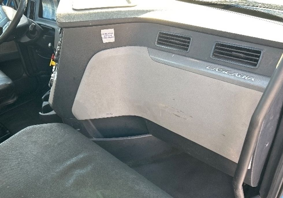 Day Cab Tractor-Heavy Duty Tractors-Freightliner-2019-T11664ST-Anderson-SC-334,063\n\t\tmiles-$ 46,250 - Image 13