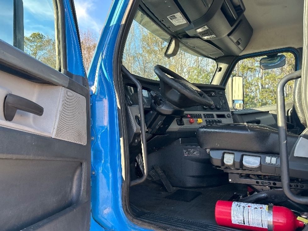 Day Cab Tractor-Heavy Duty Tractors-Freightliner-2019-T11664ST-Anderson-SC-334,063\n\t\tmiles-$ 46,250 - Image 9