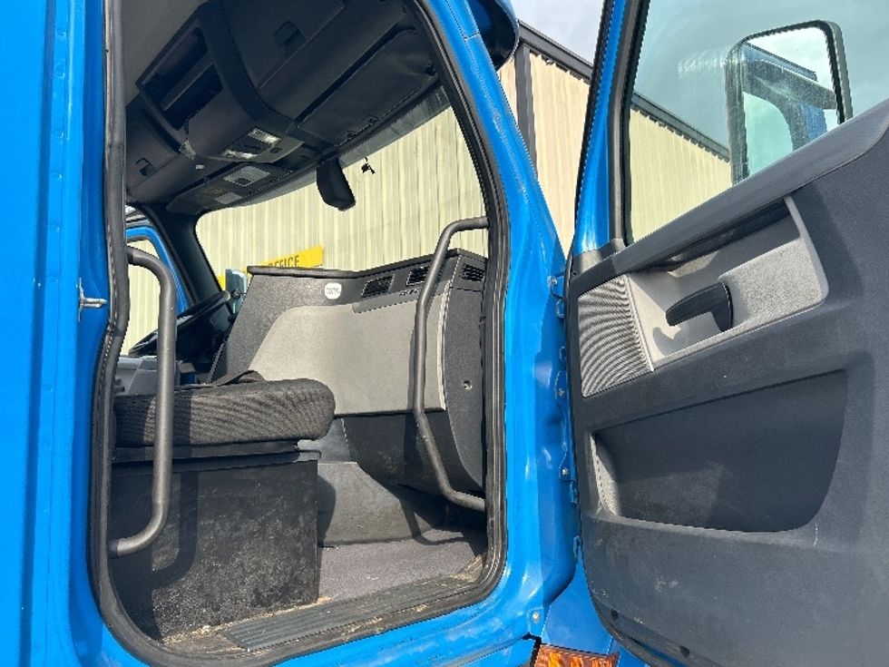 Day Cab Tractor-Heavy Duty Tractors-Freightliner-2019-T11664ST-Anderson-SC-334,646\n\t\tmiles-$ 46,250 - Image 12