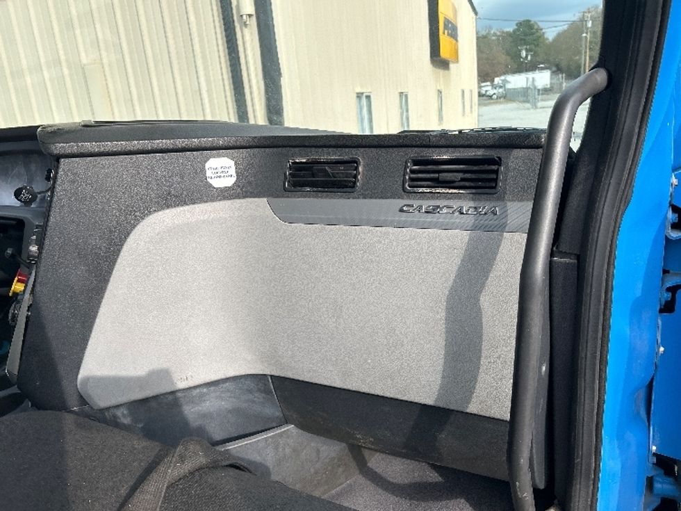 Day Cab Tractor-Heavy Duty Tractors-Freightliner-2019-T11664ST-Anderson-SC-334,646\n\t\tmiles-$ 46,250 - Image 13