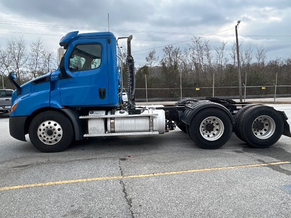 Day Cab Tractor-Heavy Duty Tractors-Freightliner-2019-T11664ST-Anderson-SC-334,646\n\t\tmiles-$ 46,250 - Image 4