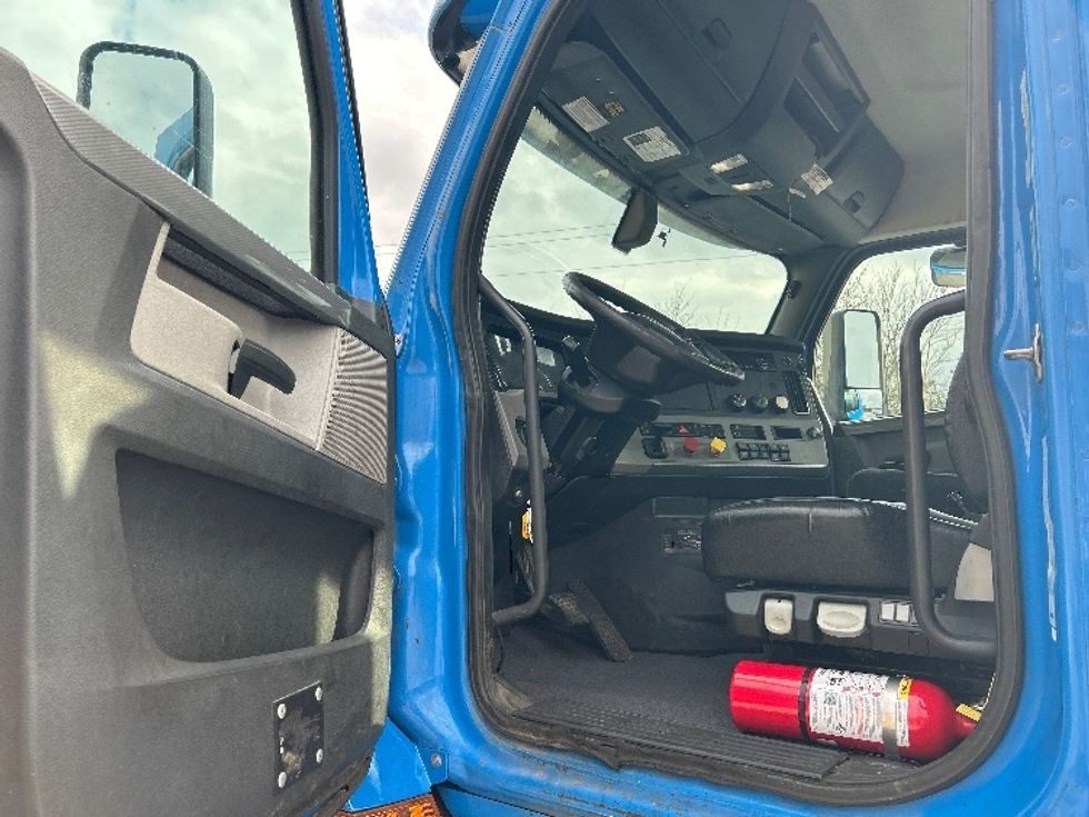 Day Cab Tractor-Heavy Duty Tractors-Freightliner-2019-T11664ST-Anderson-SC-334,646\n\t\tmiles-$ 46,250 - Image 9