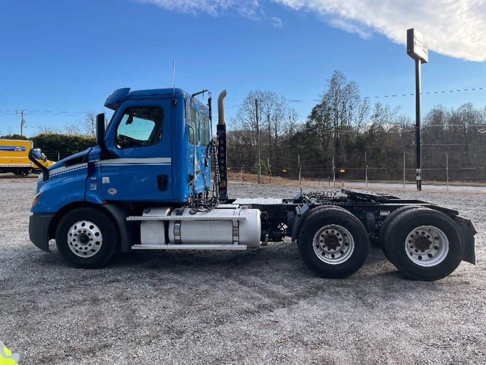 Day Cab Tractor-Heavy Duty Tractors-Freightliner-2019-T11664ST-Anderson-SC-363,375\n\t\tmiles-$ 44,750 - Image 4