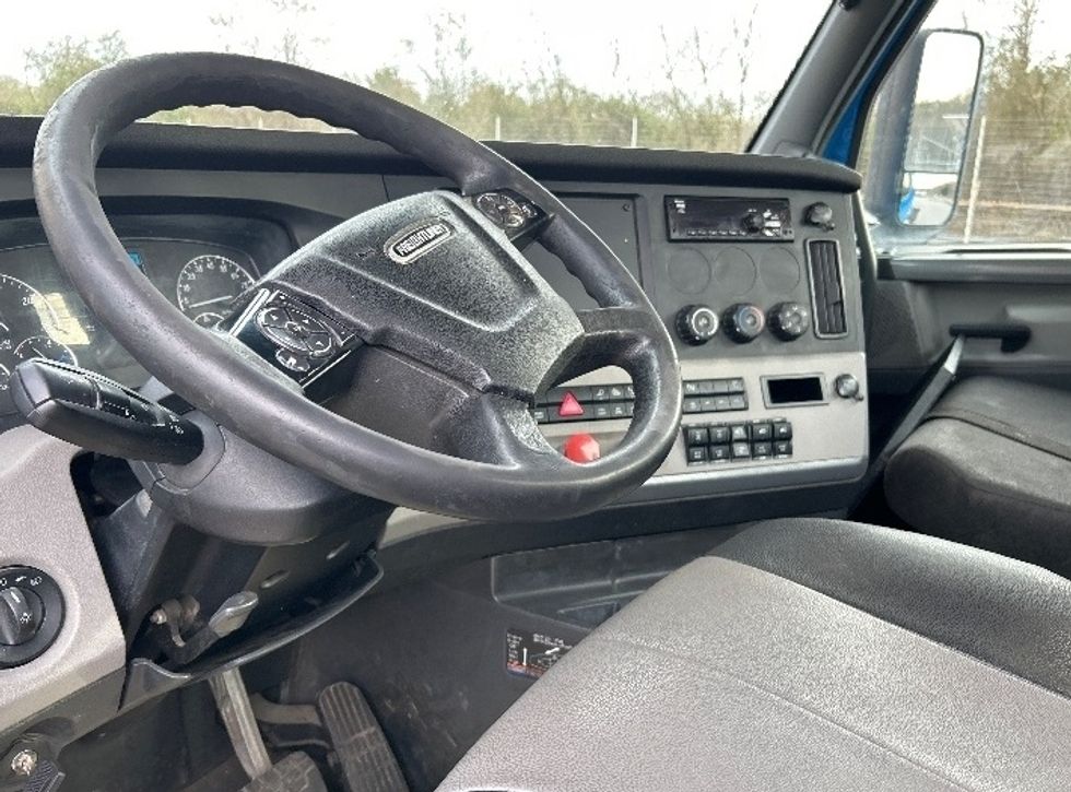 Day Cab Tractor-Heavy Duty Tractors-Freightliner-2019-T11664ST-Anderson-SC-369,860\n\t\tmiles-$ 44,250 - Image 10