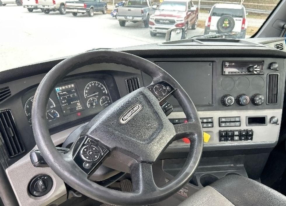 Day Cab Tractor-Heavy Duty Tractors-Freightliner-2019-T11664ST-Anderson-SC-369,860\n\t\tmiles-$ 44,250 - Image 11