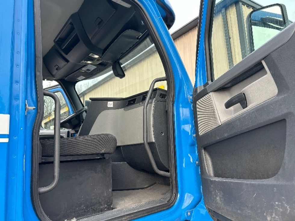 Day Cab Tractor-Heavy Duty Tractors-Freightliner-2019-T11664ST-Anderson-SC-369,860\n\t\tmiles-$ 44,250 - Image 12