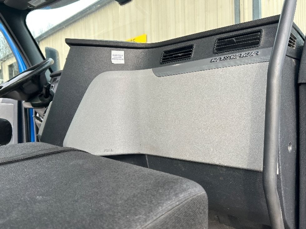 Day Cab Tractor-Heavy Duty Tractors-Freightliner-2019-T11664ST-Anderson-SC-369,860\n\t\tmiles-$ 44,250 - Image 13