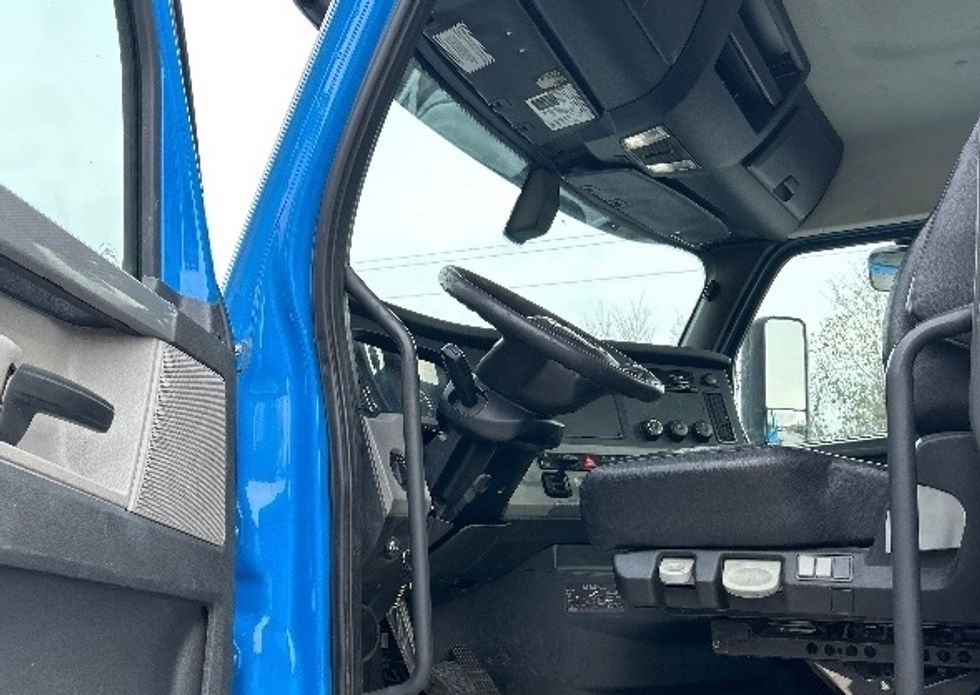 Day Cab Tractor-Heavy Duty Tractors-Freightliner-2019-T11664ST-Anderson-SC-369,860\n\t\tmiles-$ 44,250 - Image 9