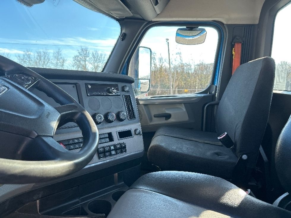 Day Cab Tractor-Heavy Duty Tractors-Freightliner-2019-T11664ST-Anderson-SC-397,447\n\t\tmiles-$ 43,000 - Image 10