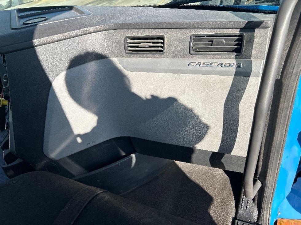 Day Cab Tractor-Heavy Duty Tractors-Freightliner-2019-T11664ST-Anderson-SC-397,447\n\t\tmiles-$ 43,000 - Image 13