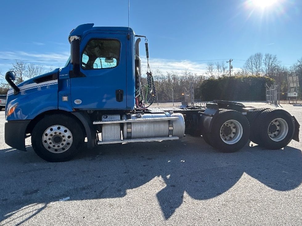 Day Cab Tractor-Heavy Duty Tractors-Freightliner-2019-T11664ST-Anderson-SC-397,447\n\t\tmiles-$ 43,000 - Image 4