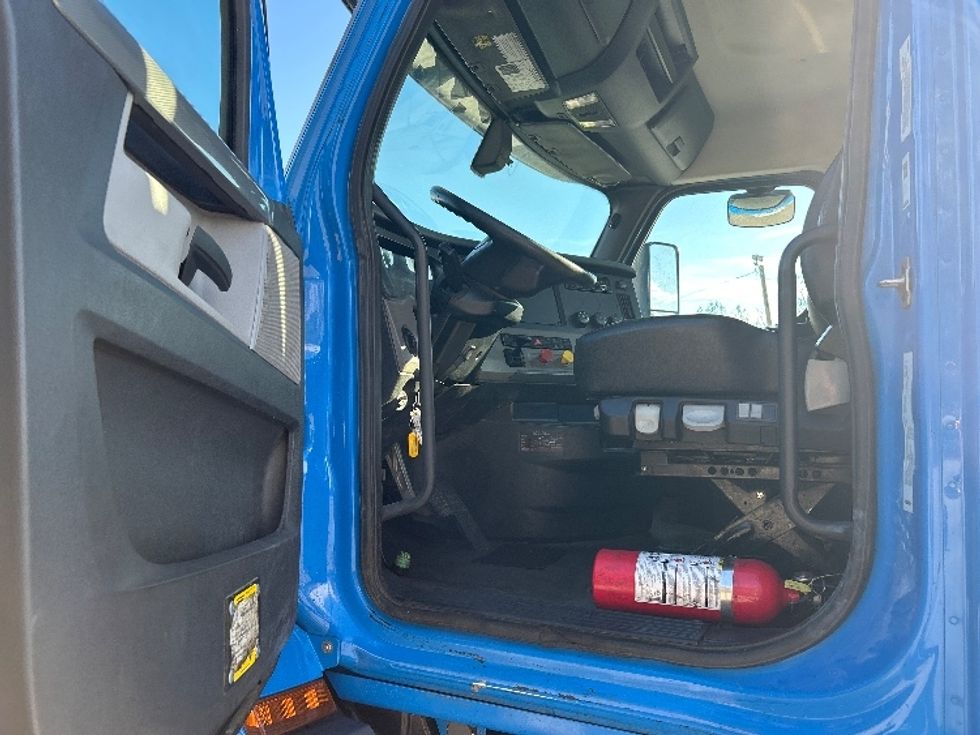 Day Cab Tractor-Heavy Duty Tractors-Freightliner-2019-T11664ST-Anderson-SC-397,447\n\t\tmiles-$ 43,000 - Image 9