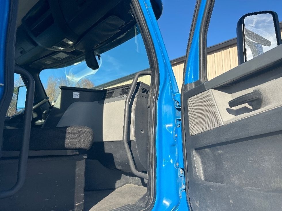 Day Cab Tractor-Heavy Duty Tractors-Freightliner-2019-T11664ST-Anderson-SC-419,018\n\t\tmiles-$ 41,500 - Image 12