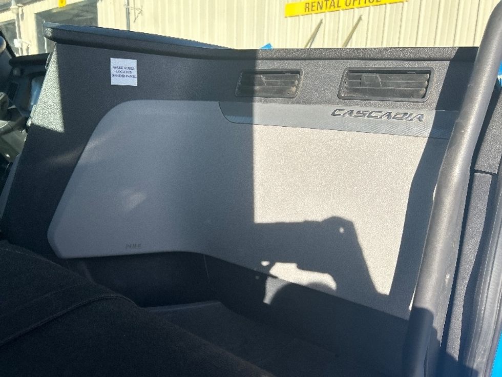 Day Cab Tractor-Heavy Duty Tractors-Freightliner-2019-T11664ST-Anderson-SC-419,018\n\t\tmiles-$ 41,500 - Image 13