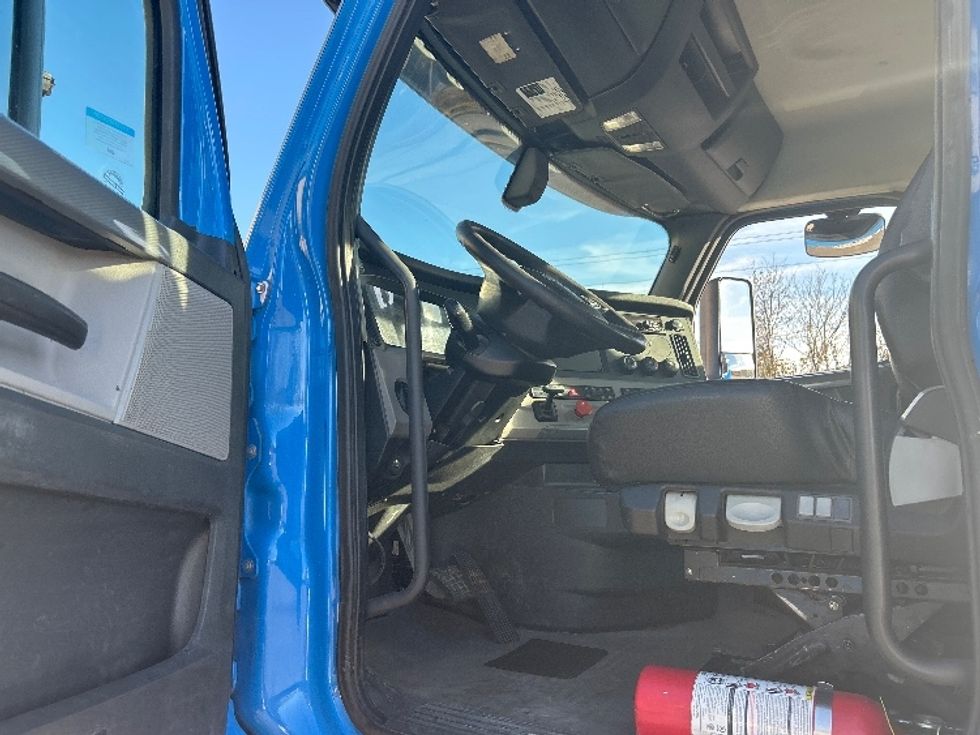 Day Cab Tractor-Heavy Duty Tractors-Freightliner-2019-T11664ST-Anderson-SC-419,018\n\t\tmiles-$ 41,500 - Image 9