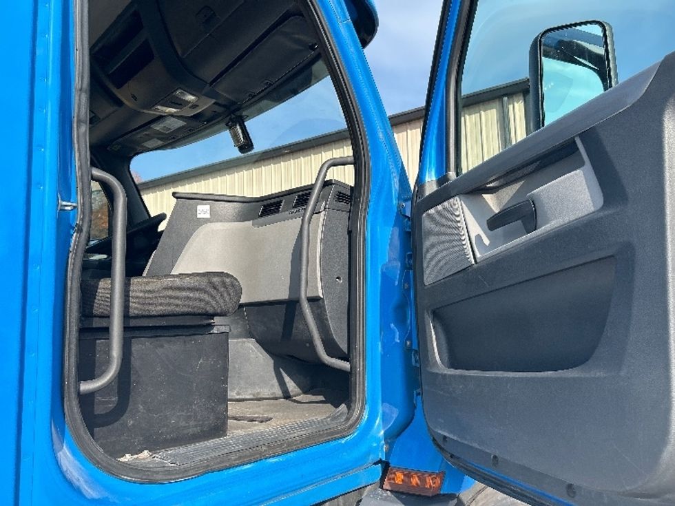 Day Cab Tractor-Heavy Duty Tractors-Freightliner-2019-T11664ST-Anderson-SC-431,699\n\t\tmiles-$ 41,000 - Image 12