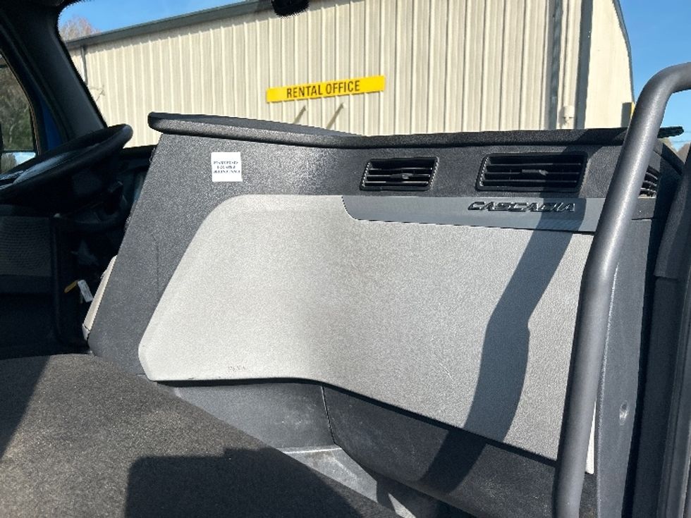 Day Cab Tractor-Heavy Duty Tractors-Freightliner-2019-T11664ST-Anderson-SC-431,699\n\t\tmiles-$ 41,000 - Image 13